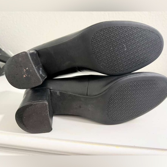 Tory Burch Black Flats with Gold Emblem - Picture 6 of 6